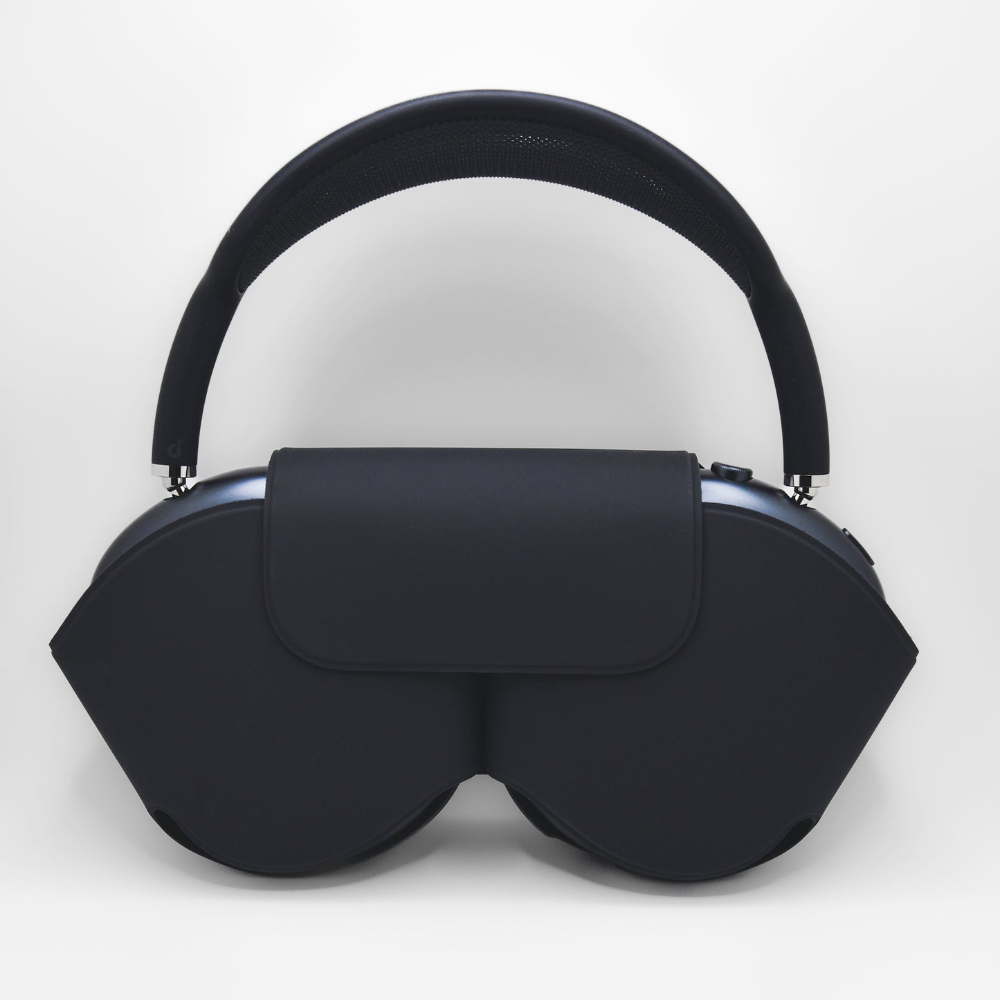 Apple AirPods Max Midnight in their Smart Case