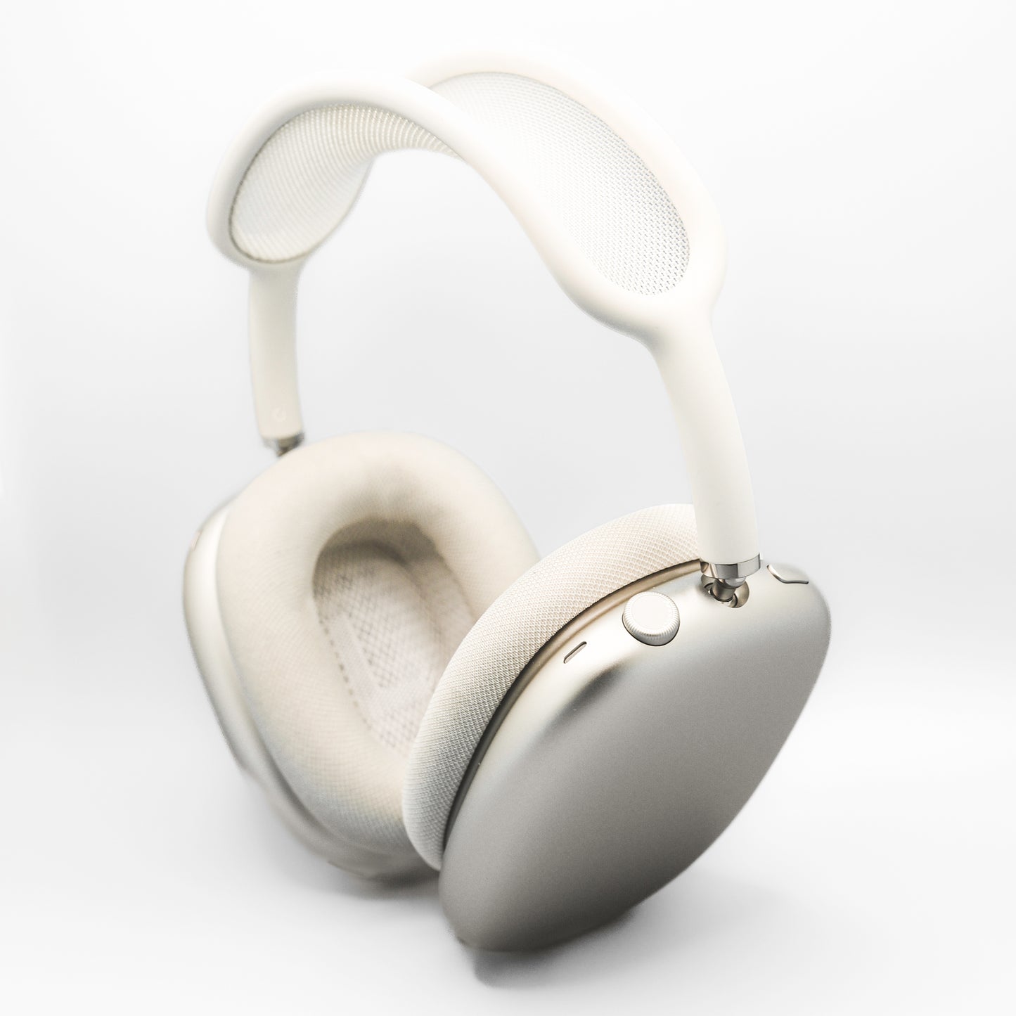 Apple AirPods Max in Starlight