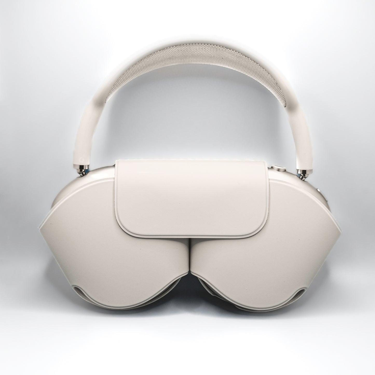 Apple AirPods Max Starlight in their Smart Case