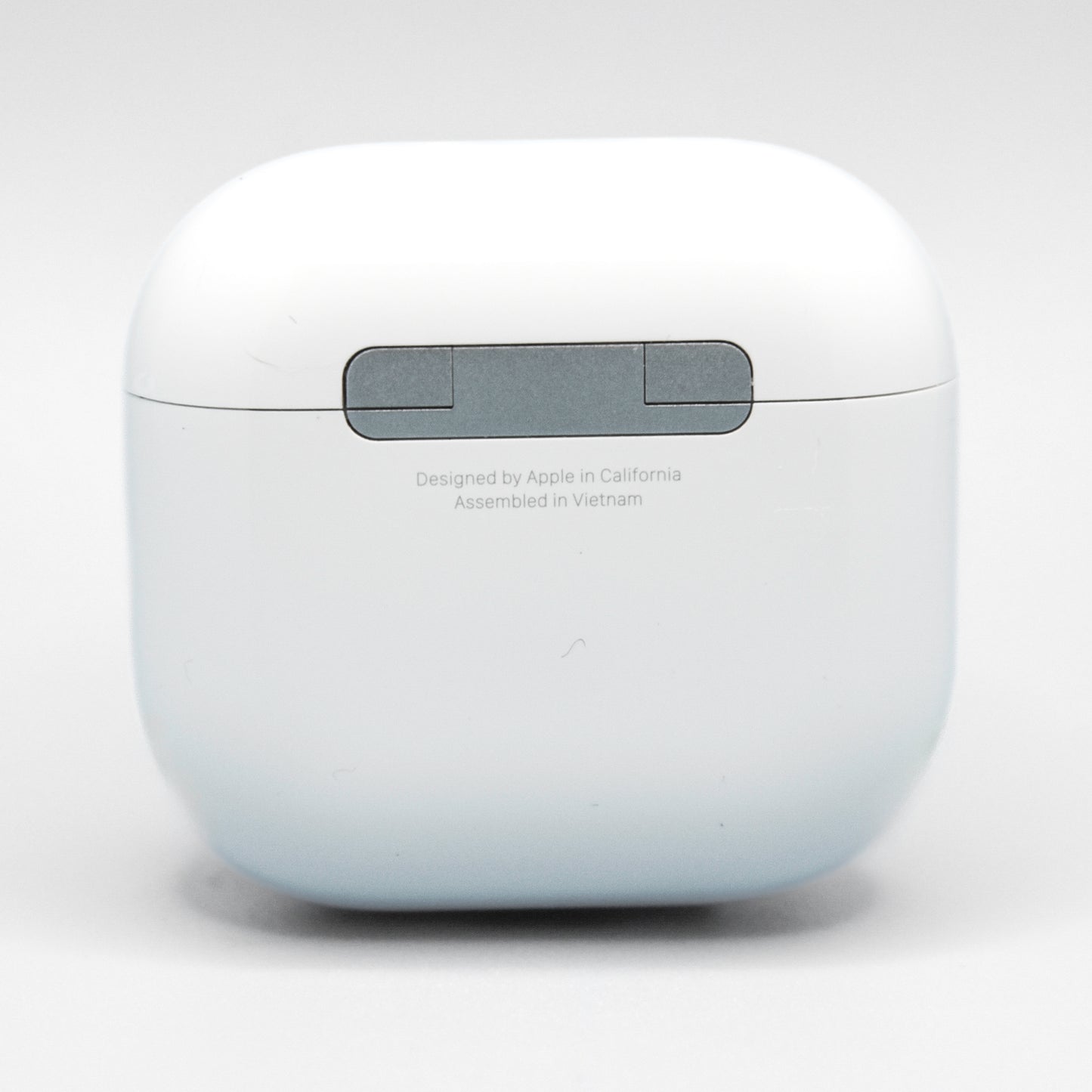 Apple AirPods 4 photo of the back of the case