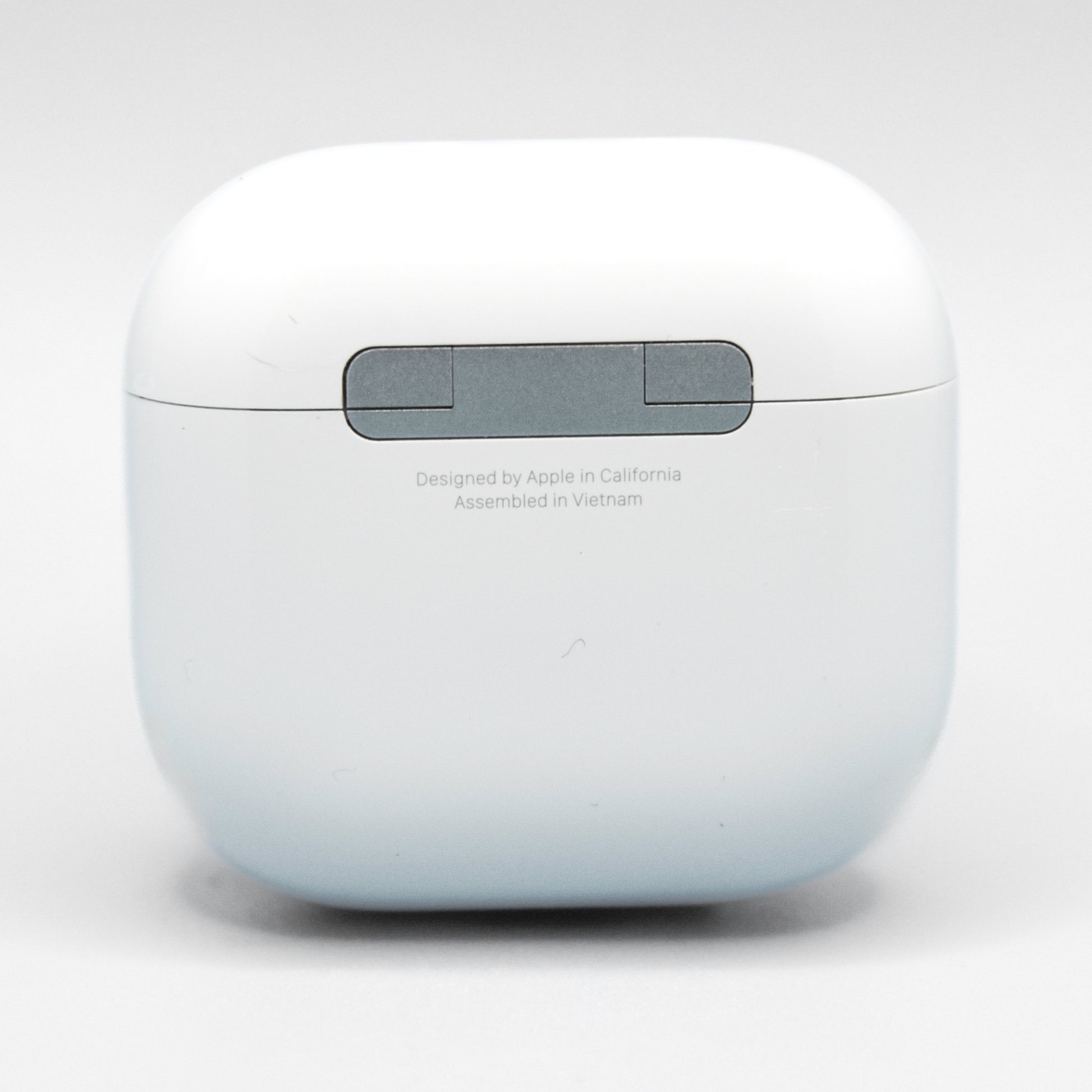 Apple AirPods 4 photo of the back of the case