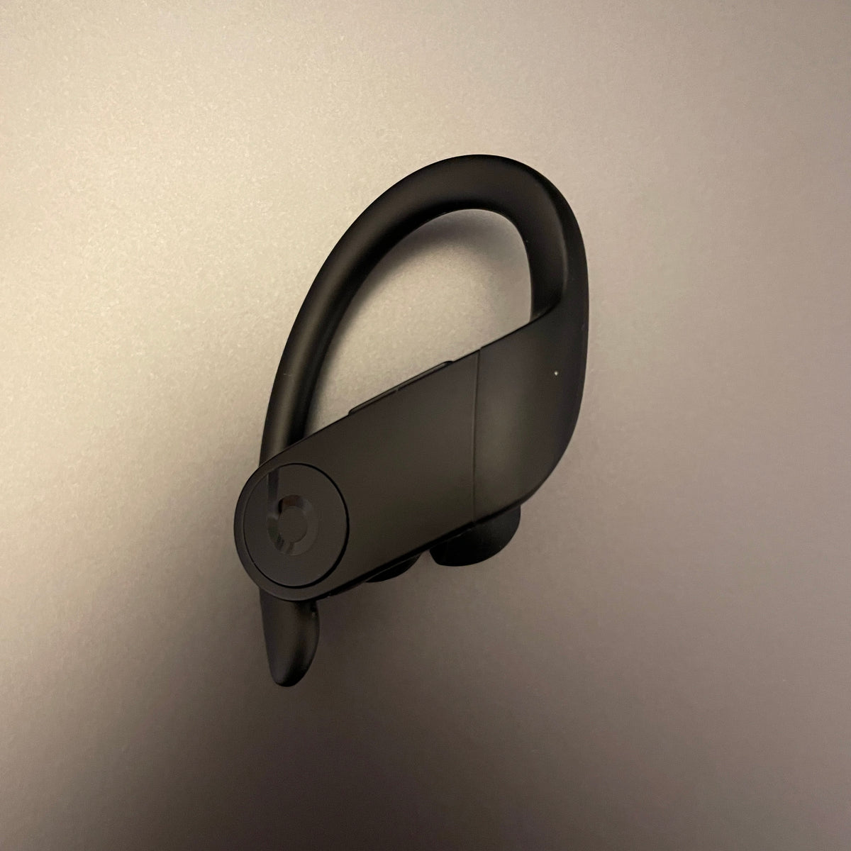 Powerbeats pro one ear not online connecting