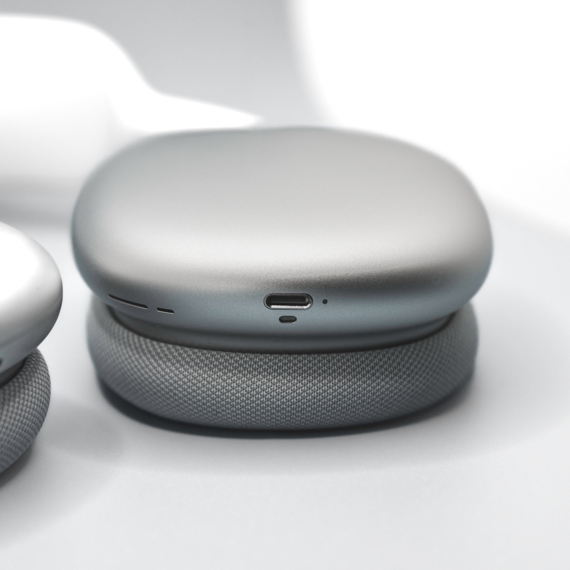 Apple AirPods Max Lightning port