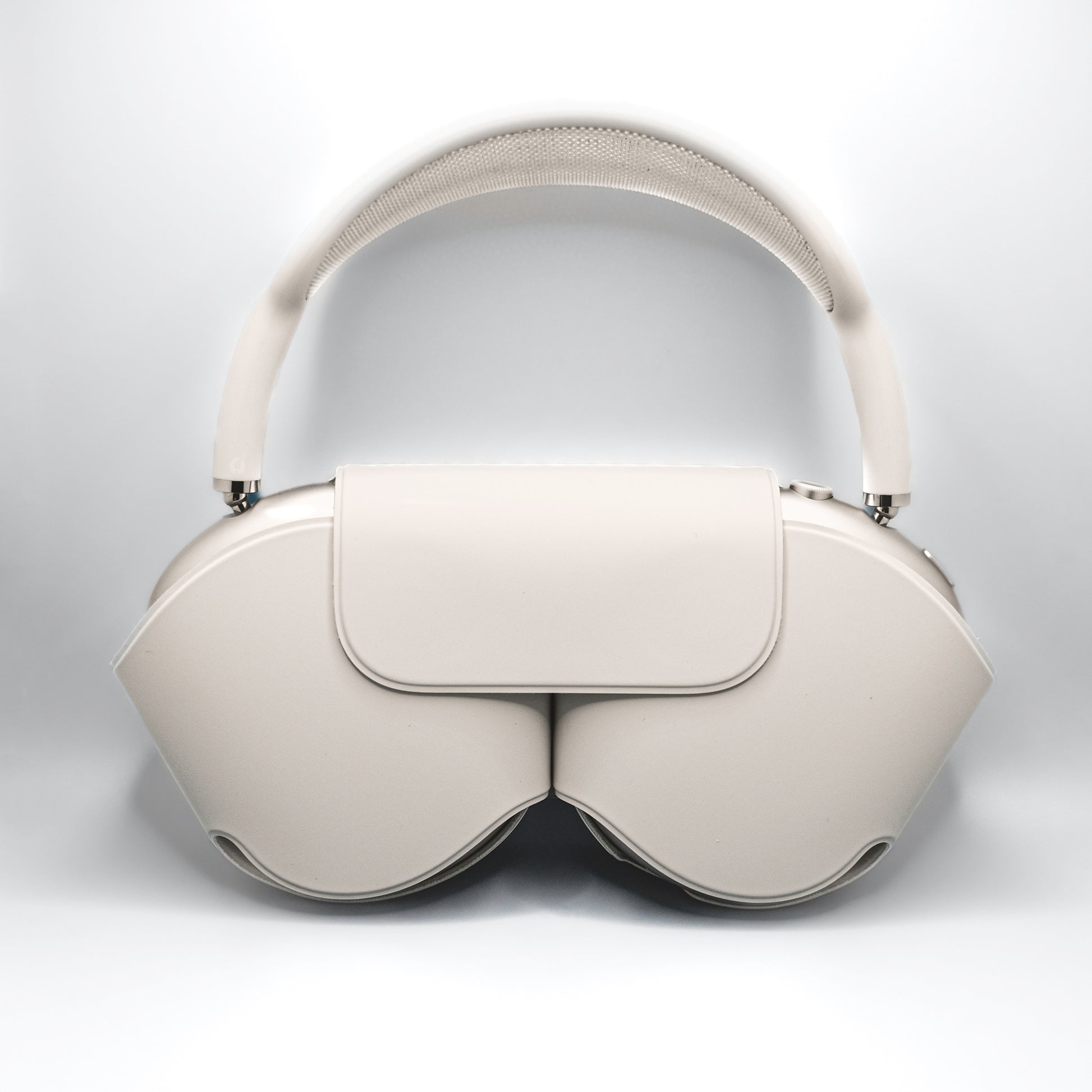 Apple AirPods Max Starlight in their Smart Case